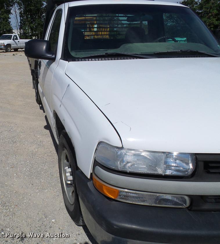 image for item DE5254 2001 Chevrolet Silverado 1500 flatbed pickup truck