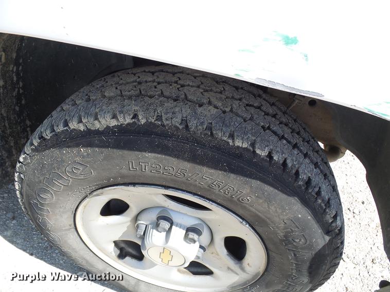 image for item DE5254 2001 Chevrolet Silverado 1500 flatbed pickup truck