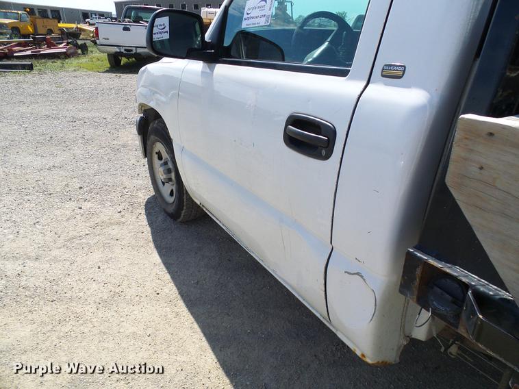 image for item DE5254 2001 Chevrolet Silverado 1500 flatbed pickup truck