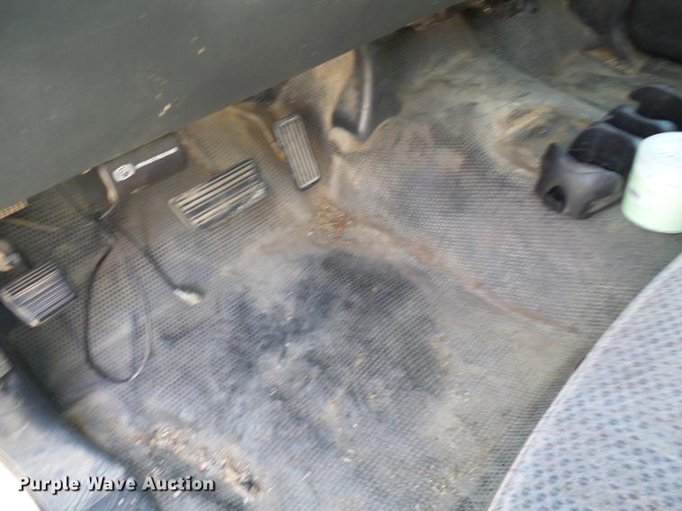 image for item DE5254 2001 Chevrolet Silverado 1500 flatbed pickup truck