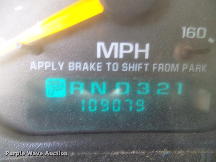 image for item DE5254 2001 Chevrolet Silverado 1500 flatbed pickup truck