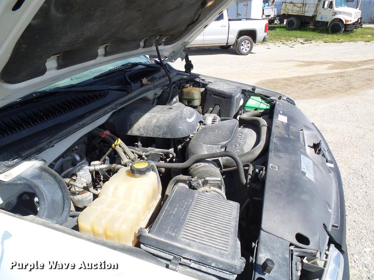 image for item DE5254 2001 Chevrolet Silverado 1500 flatbed pickup truck