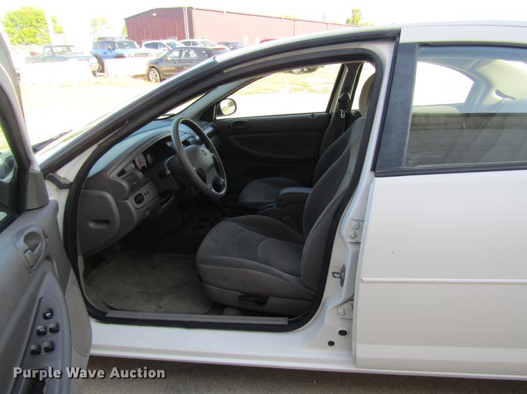 image for item DE5854 2004 Dodge Stratus