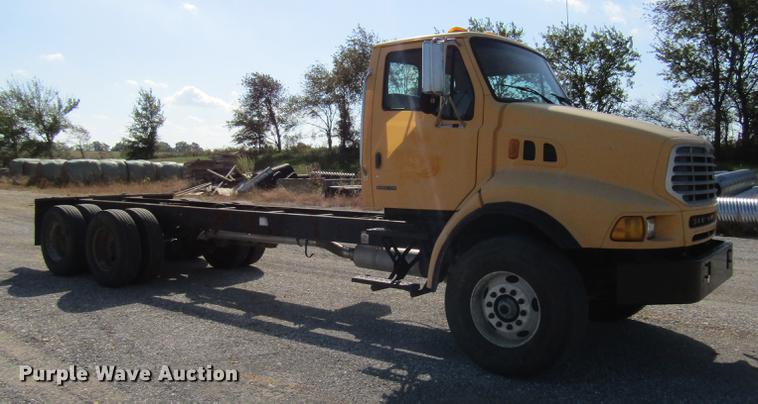 image for item DE5856 2002 Sterling LT8500 truck cab and chassis