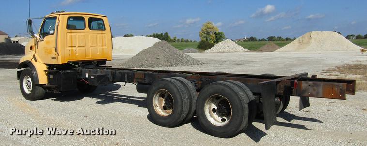 image for item DE5856 2002 Sterling LT8500 truck cab and chassis