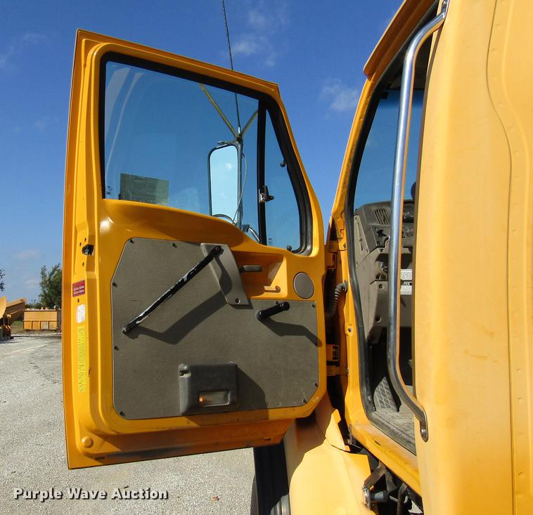 image for item DE5856 2002 Sterling LT8500 truck cab and chassis