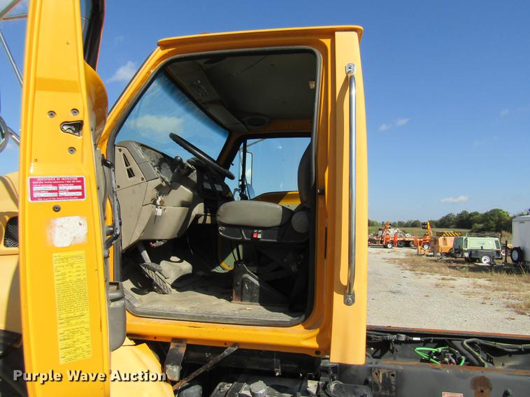 image for item DE5856 2002 Sterling LT8500 truck cab and chassis