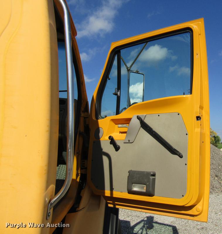 image for item DE5856 2002 Sterling LT8500 truck cab and chassis