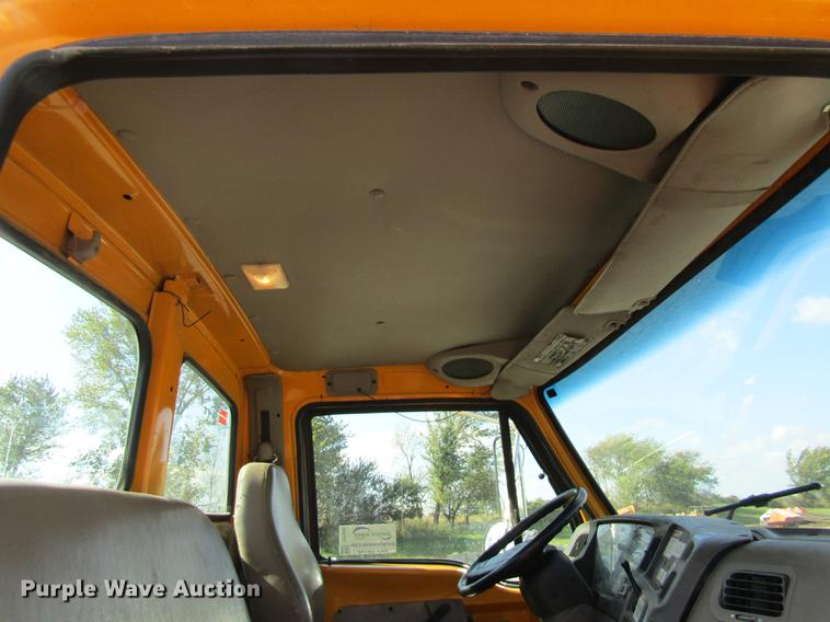 image for item DE5856 2002 Sterling LT8500 truck cab and chassis