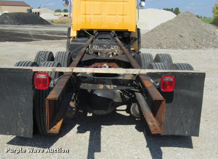 image for item DE5856 2002 Sterling LT8500 truck cab and chassis