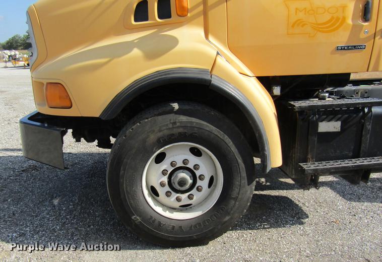 image for item DE5856 2002 Sterling LT8500 truck cab and chassis