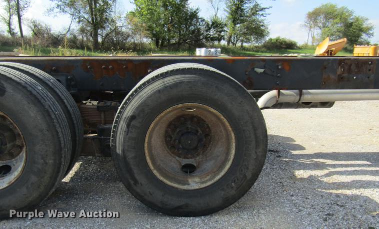 image for item DE5856 2002 Sterling LT8500 truck cab and chassis