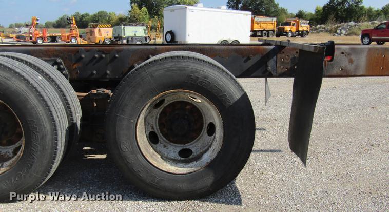 image for item DE5856 2002 Sterling LT8500 truck cab and chassis