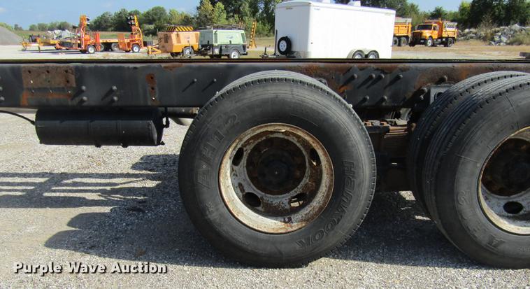 image for item DE5856 2002 Sterling LT8500 truck cab and chassis