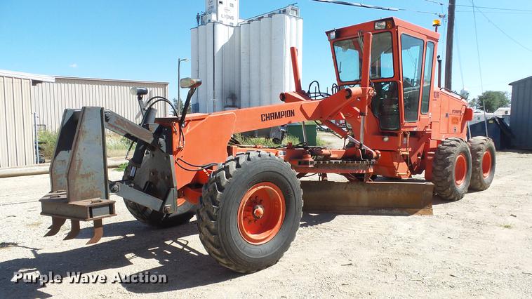 image for item DE7268 Champion 710A motor grader