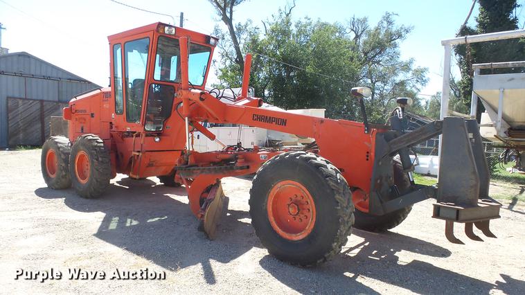 image for item DE7268 Champion 710A motor grader