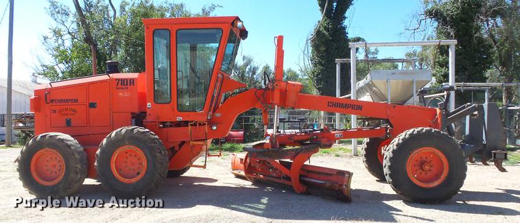 image for item DE7268 Champion 710A motor grader