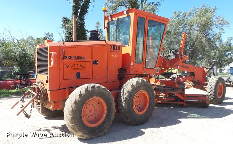 image for item DE7268 Champion 710A motor grader