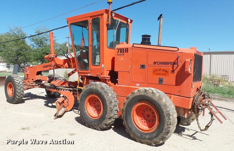image for item DE7268 Champion 710A motor grader