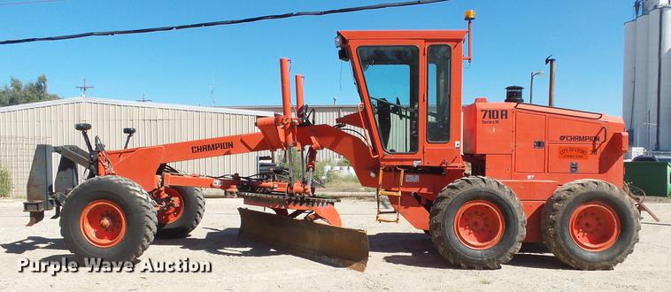 image for item DE7268 Champion 710A motor grader