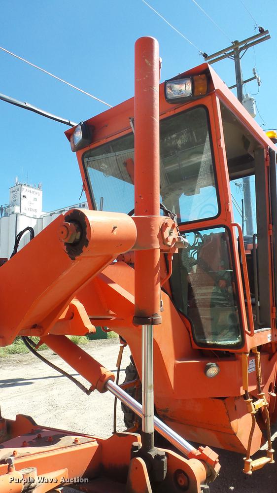 image for item DE7268 Champion 710A motor grader