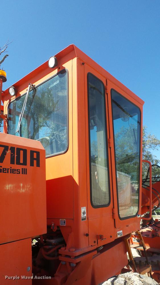 image for item DE7268 Champion 710A motor grader