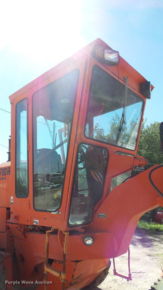 image for item DE7268 Champion 710A motor grader