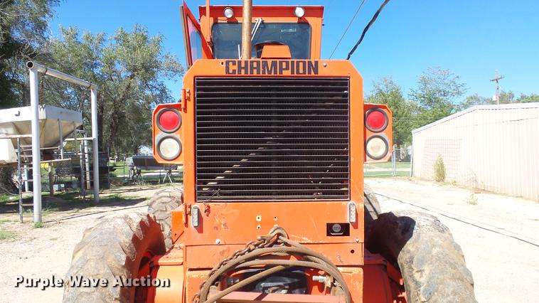 image for item DE7268 Champion 710A motor grader