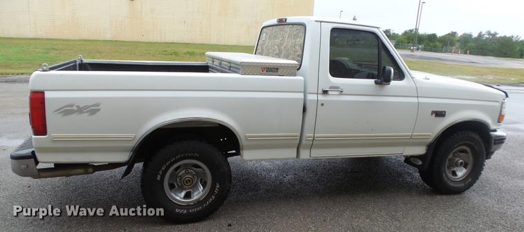 image for item DE7289 1995 Ford F150 pickup truck