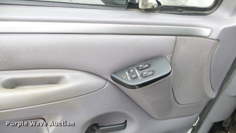 image for item DE7289 1995 Ford F150 pickup truck