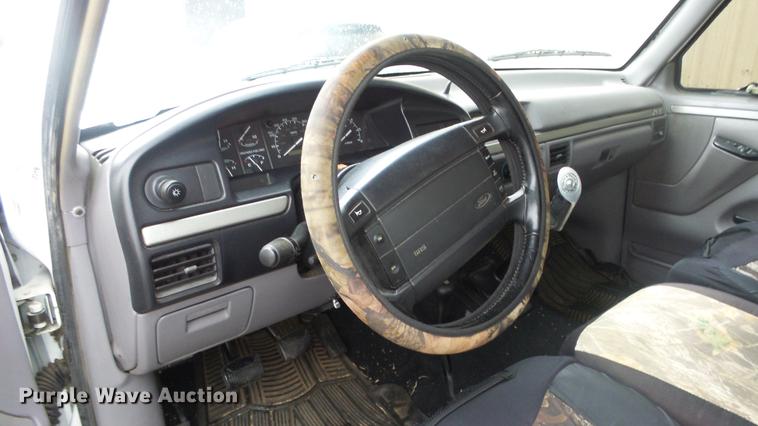 image for item DE7289 1995 Ford F150 pickup truck