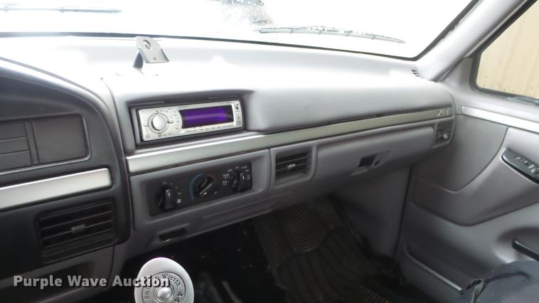 image for item DE7289 1995 Ford F150 pickup truck