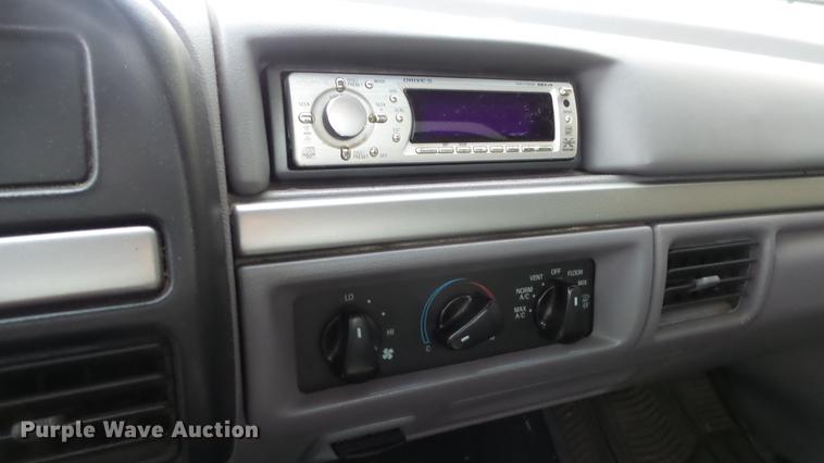 image for item DE7289 1995 Ford F150 pickup truck