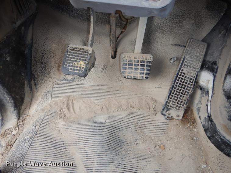 image for item DF1817 1997 Ford F800 dump truck