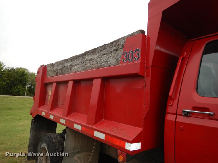 image for item DF1817 1997 Ford F800 dump truck