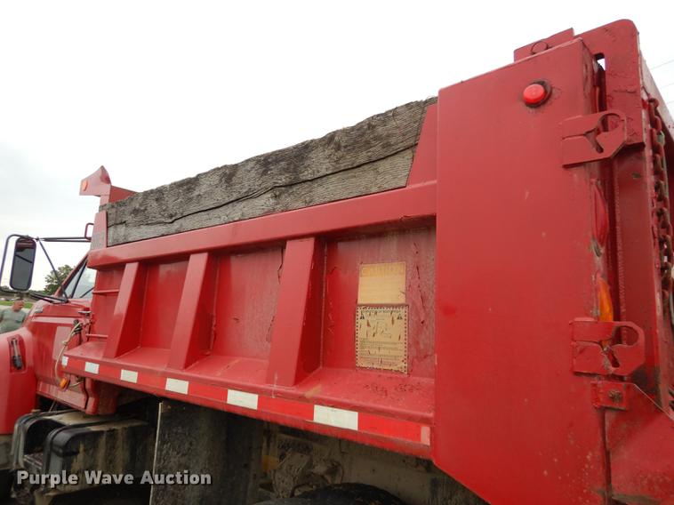 image for item DF1817 1997 Ford F800 dump truck