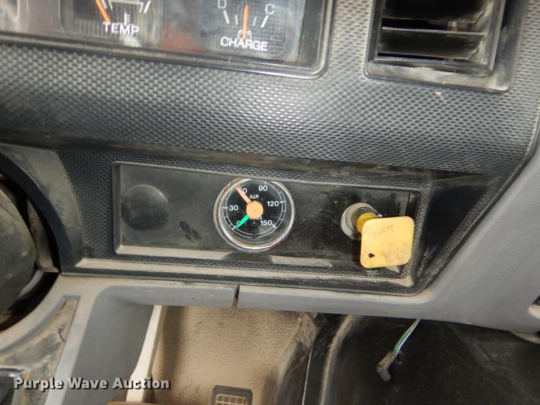 image for item DF1825 1995 Ford F800 dump truck