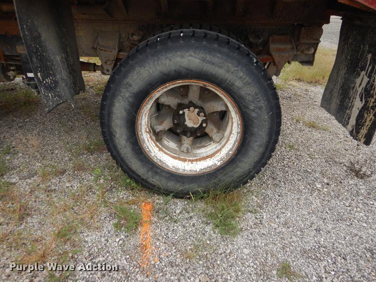 image for item DF1825 1995 Ford F800 dump truck