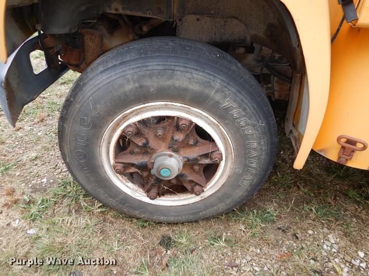 image for item DF1870 1993 Ford B700 school bus