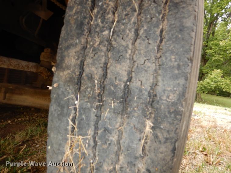 image for item DF1870 1993 Ford B700 school bus