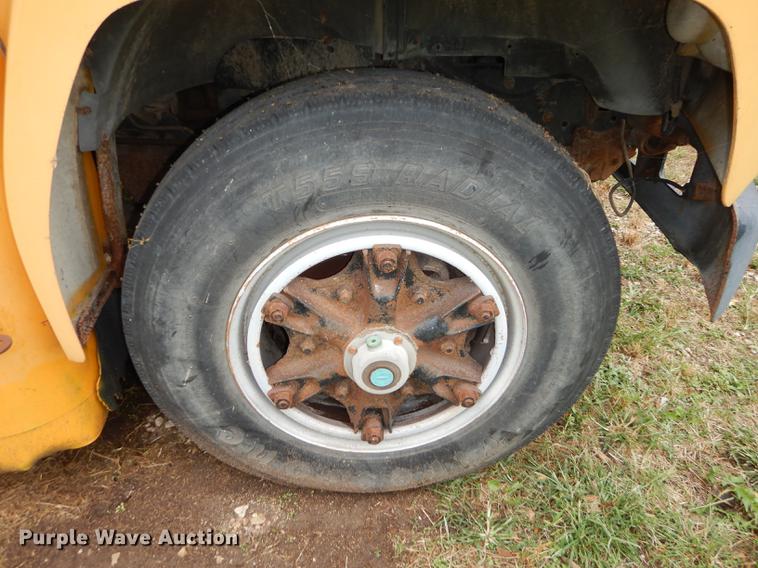 image for item DF1870 1993 Ford B700 school bus