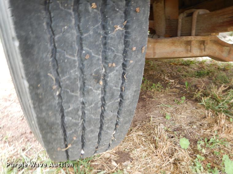 image for item DF1870 1993 Ford B700 school bus