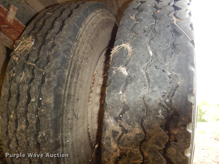 image for item DF1870 1993 Ford B700 school bus