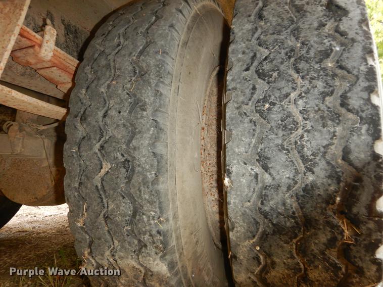 image for item DF1870 1993 Ford B700 school bus