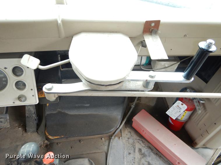 image for item DF1870 1993 Ford B700 school bus