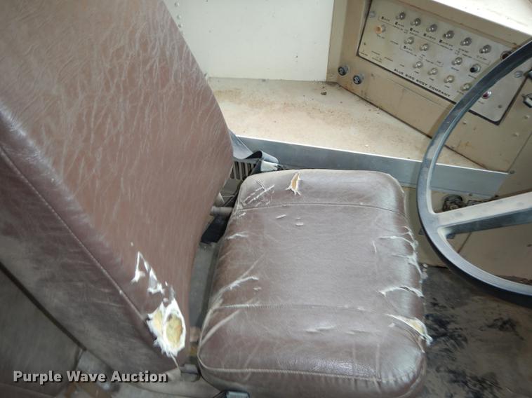 image for item DF1870 1993 Ford B700 school bus