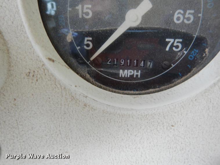 image for item DF1870 1993 Ford B700 school bus