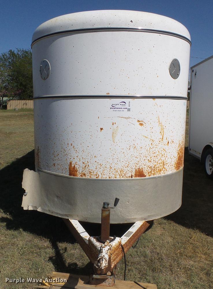 image for item DF2759 1997 Circle D livestock trailer