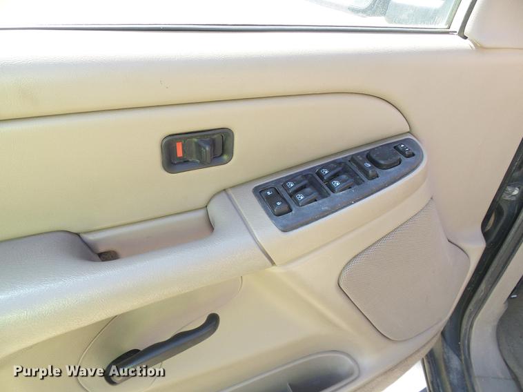 image for item DF2761 2004 Chevrolet Suburban 1500 SUV