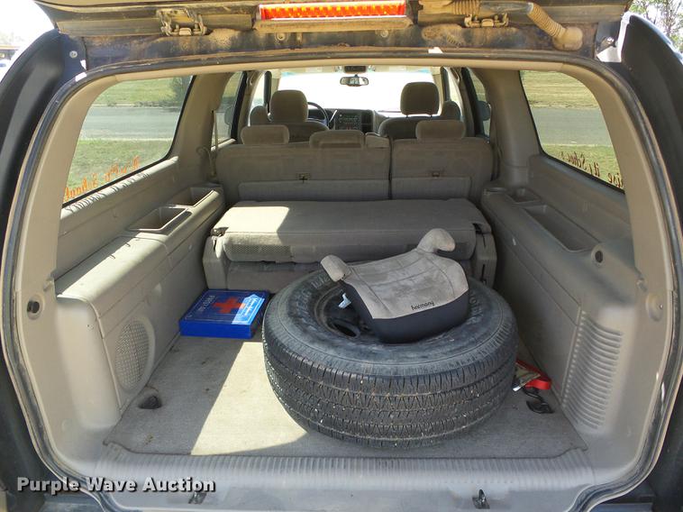 image for item DF2761 2004 Chevrolet Suburban 1500 SUV